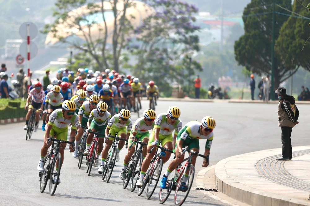 Các tay đua Tập đoàn Lộc Trời làm chủ tốc độ đoàn đông.