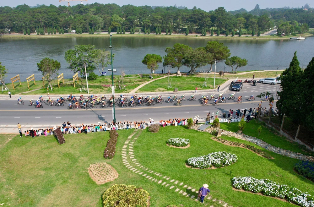 Chặng 16 diễn ra 10 vòng, quanh bờ hồ Xuân Hương.