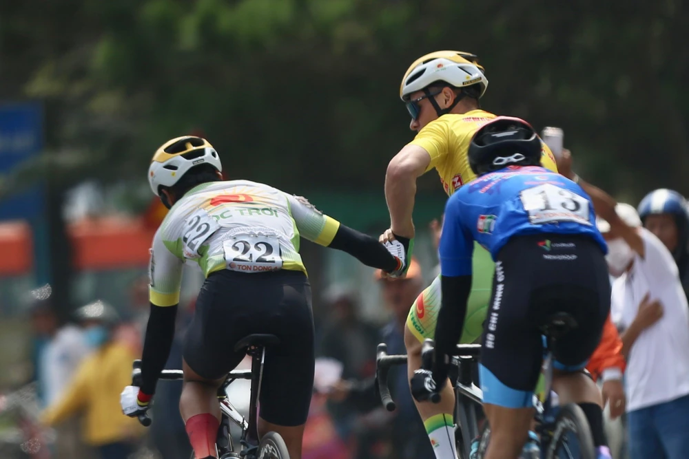 Tấn Hoài chúc mừng áo vàng Rikunov.