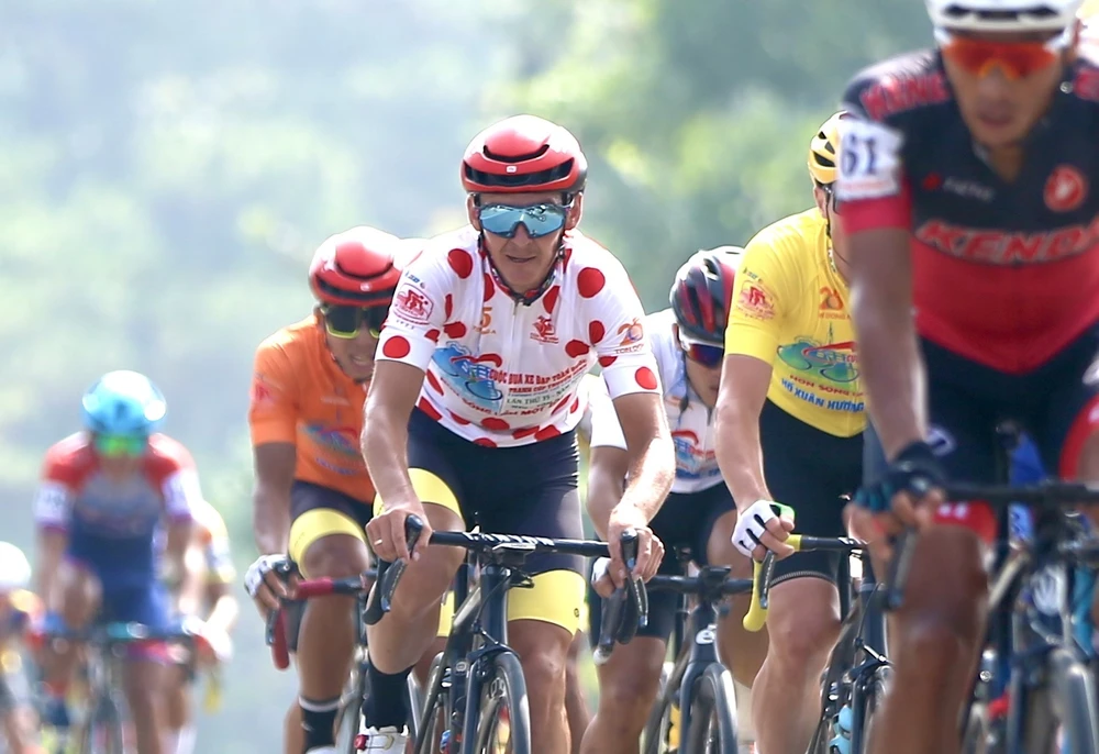 Đồng đội Igor Frolov khơi mào tấn công, giúp Vladislav "rảnh chân" thực hiện cuộc tách tốp ấn tượng.