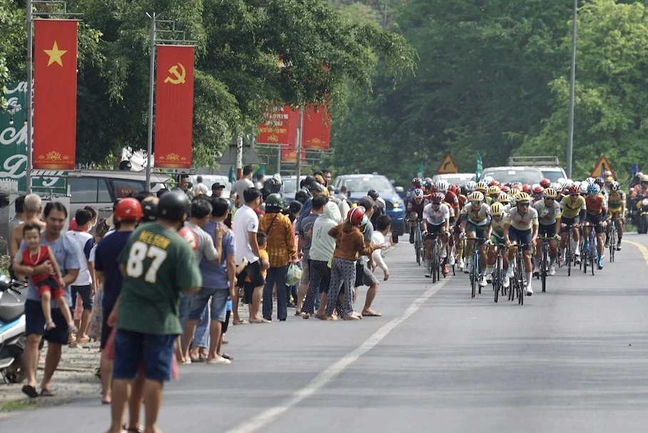 Người dân Đồng Nai tràn xuống đường chào đón các tay đua.