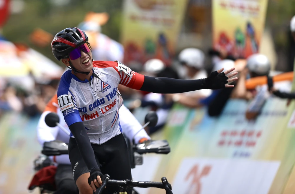 Tay đua Nguyễn Minh Thiện ăn mừng chiến thắng tại Bến Tre.