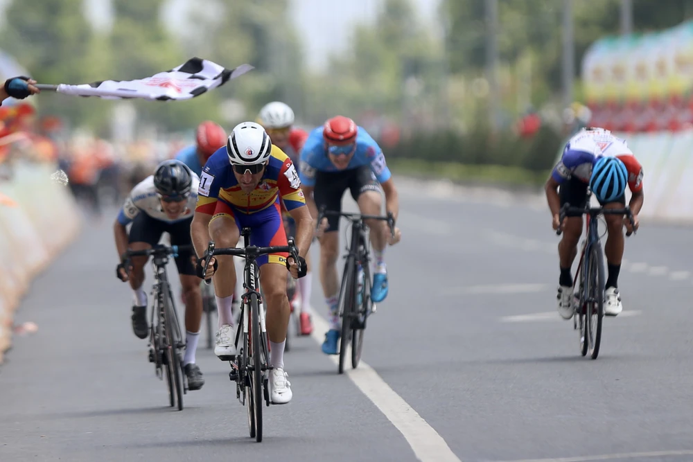 Loic Desriac về nhất ở chùm đông phía sau.