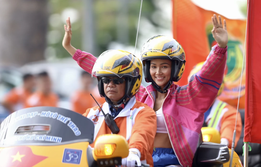 Hoa Hậu H'Hen Niê tham gia cổ vũ tinh thần cho các tay đua.