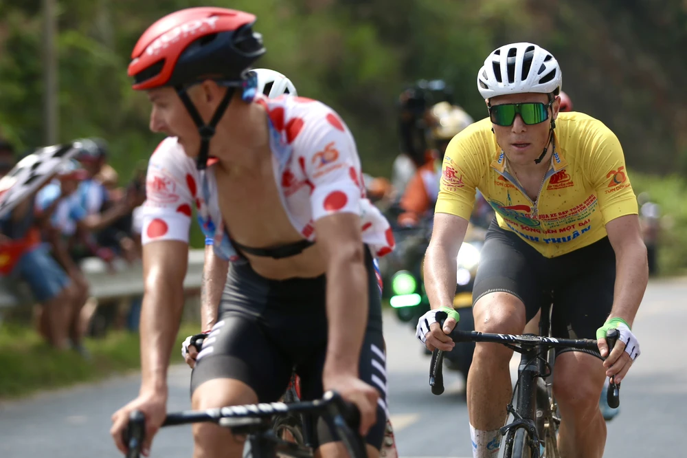 Cựu vương Igor Frolov cùng Rikunov tạo nên những màn song đấu trên các cung đường đèo.