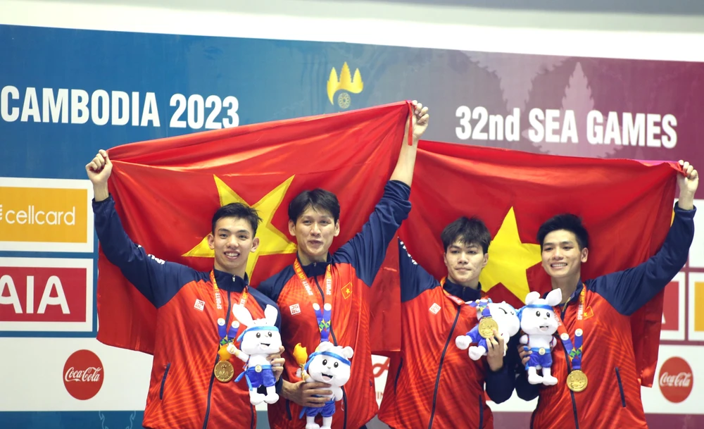 Các kình ngư Huy Hoàng, Quý Phước, Hưng Nguyên và Kim Sơn tươi cười trên bục nhận HCV.