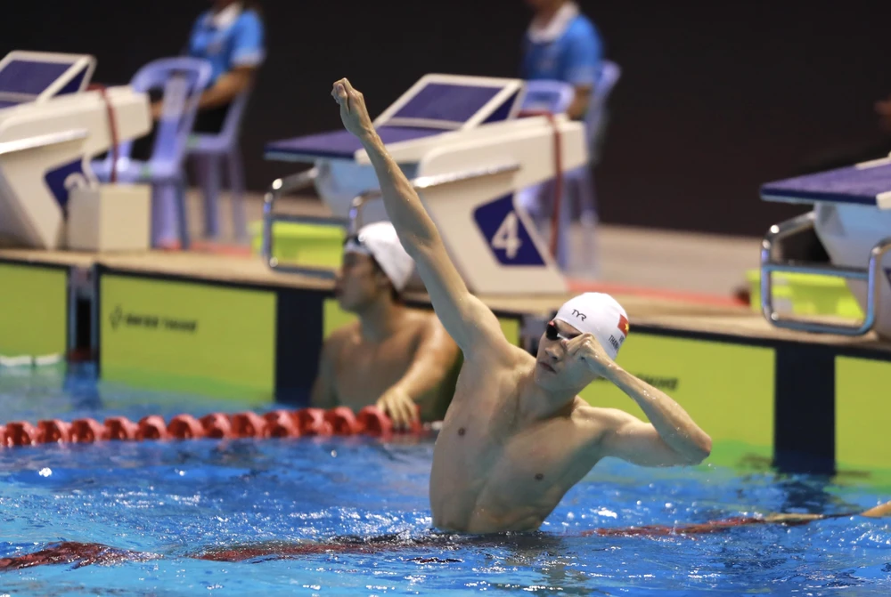 Phạm Thanh Bảo ăn mừng kiểu siêu nhân...