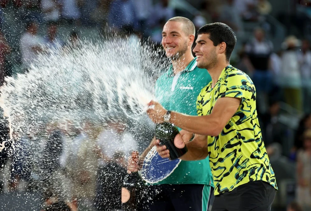 Carlos Alcaraz khui sâm banh mừng chiến thắng Madrid Open. Ảnh: GETTY