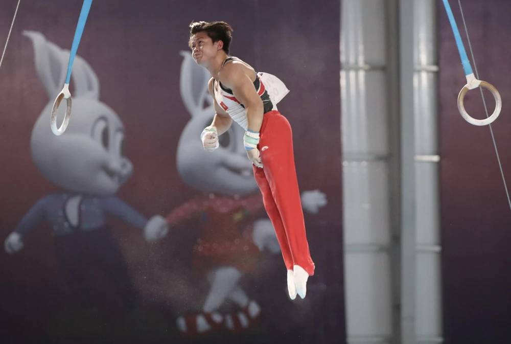 Khánh Phong thực hiện cú tiếp đất hoàn hảo hơn so với Yulo. Ảnh: ANH PHƯƠNG