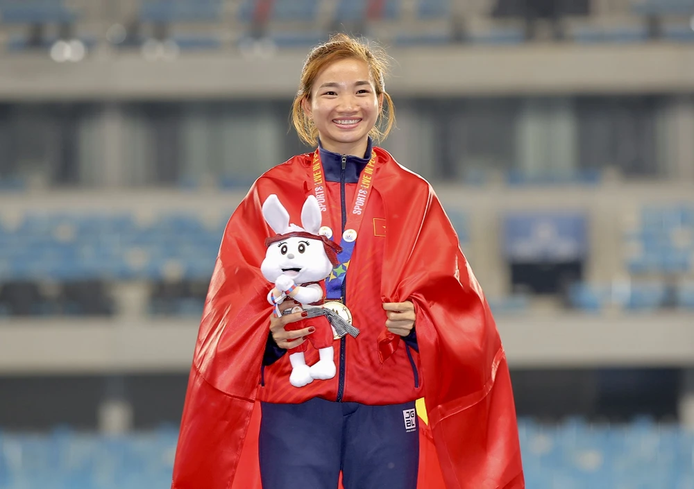 "Siêu nhân" Nguyễn Thị Oanh chính thức đoạt hat-trick vàng với các chức vô địch 5.000 m, 1.500 m và 3.000 m vượt chướng ngại vật cá nhân nữ.