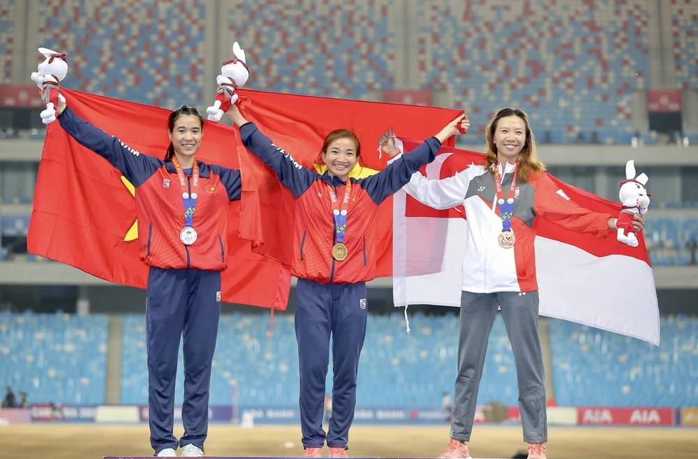 Bùi Thị Ngân (HCB) và Nguyễn thị Oanh trên bục nhận vinh quang nội dung chạy 1.500 m nữ.