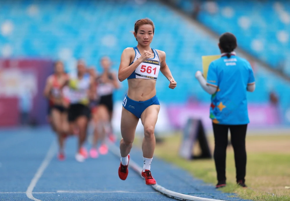 Nữ VĐV có biệt danh Oanh "ỉn" chạy như bay trên đường về đích.