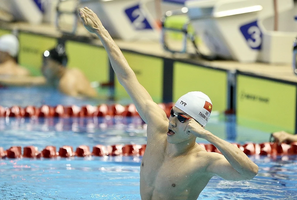 "Hoàng tử ếch" Phạm Thanh Bảo với kiểu ăn mừng "siêu nhân" quen thuộc.