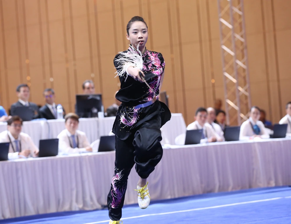 Thúy Vi trình diễn bài thi kiếm thuật đoạt HCV. Ảnh: ANH PHƯƠNG