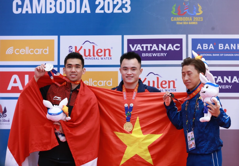 Võ sĩ wushu Nông Văn Hữu (giữa) quyết tâm bảo vệ chiếc HCV ở kỳ SEA Games sau. Ảnh: QUÝ LƯỢNG