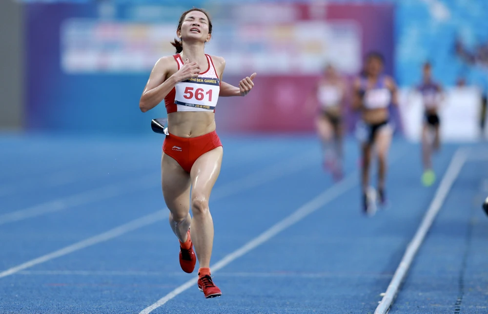 "Ốc tiêu" Nguyễn Thị Oanh kiệt sức tại vạch đích 10.000 m.