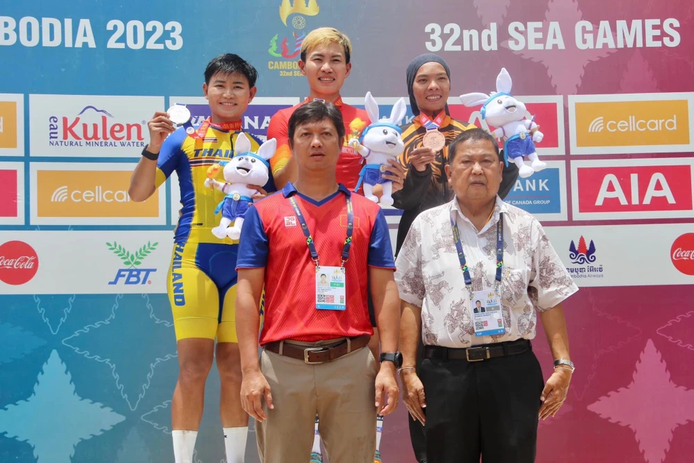 Ba tay đua đoạt thứ hạng cao nhất ở đua xe đạp đường trường nữ. Ảnh: THAICYCLING
