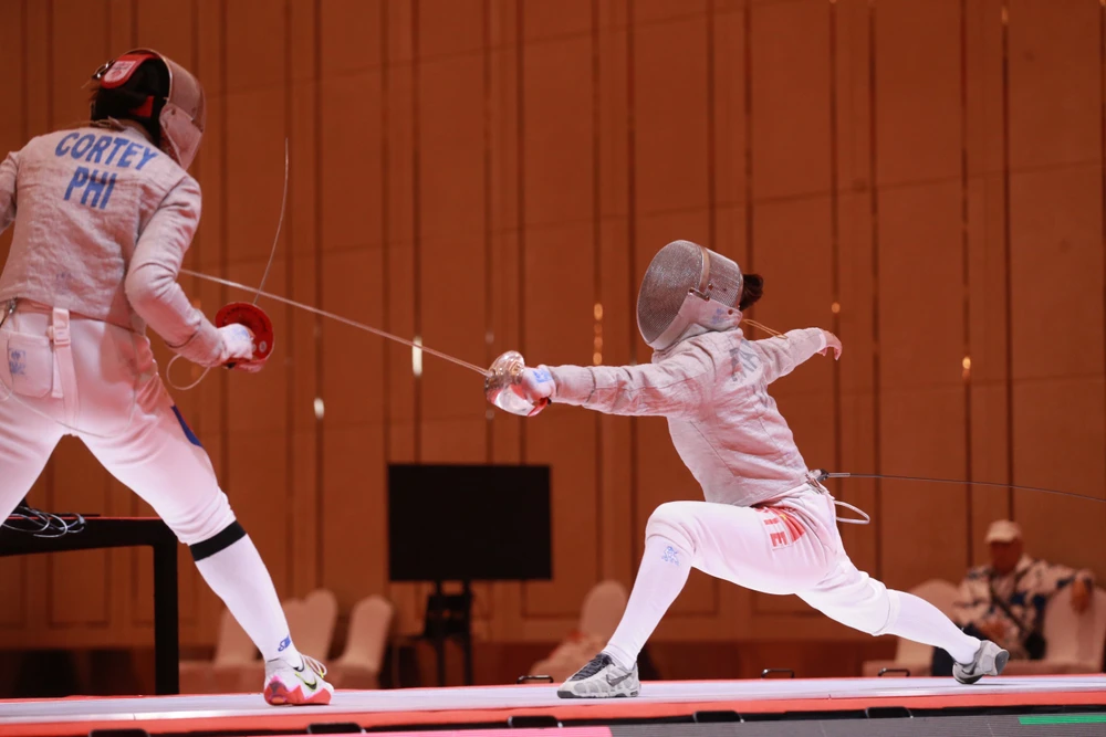 Kiếm thủ Việt Nam đánh bại Philippines ở chung kết đồng đội nữ kiếm chém. Ảnh: QUÝ LƯỢNG