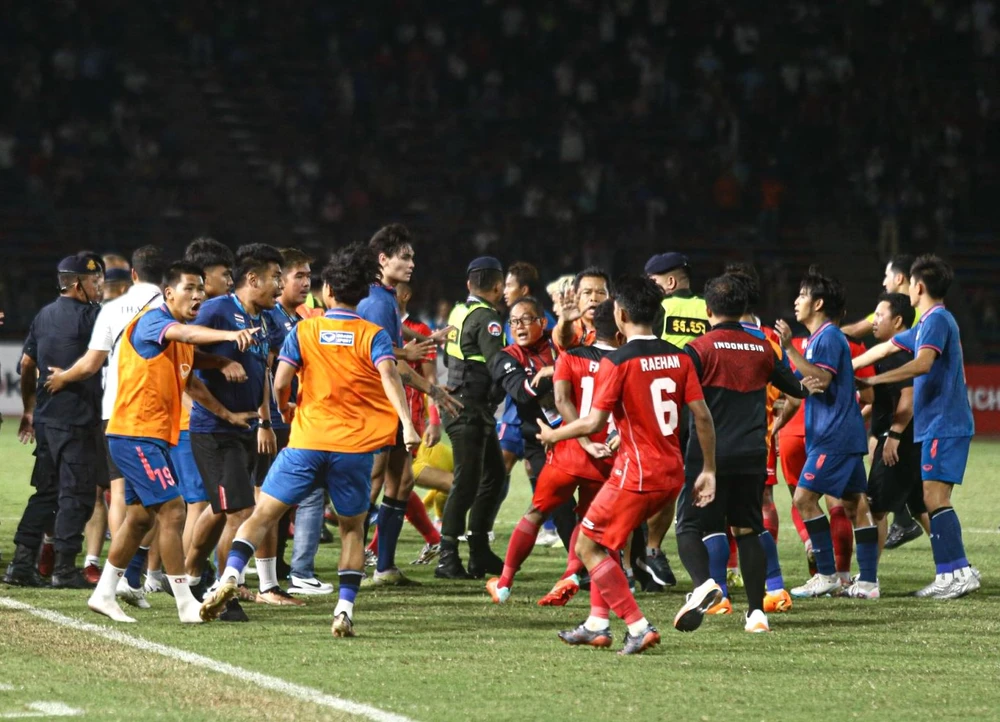 Màn hỗn chiến xảy ra sau khi Indonesia ghi bàn nâng tỉ số 3-2 ở hiệp phụ.