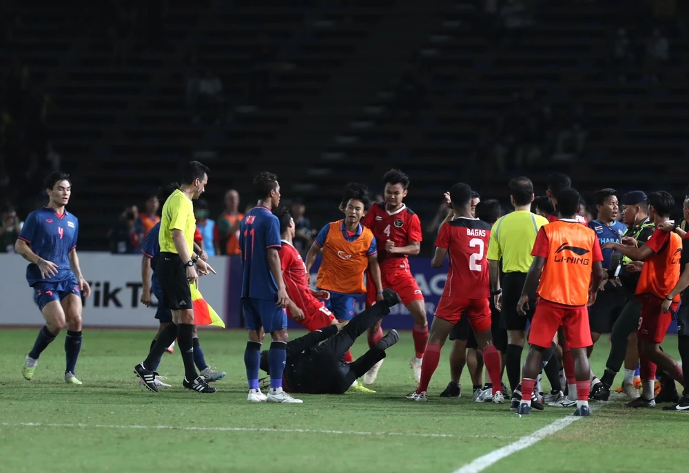 ...ban huấn luyện cũng lao vào cuộc hỗn chiến.