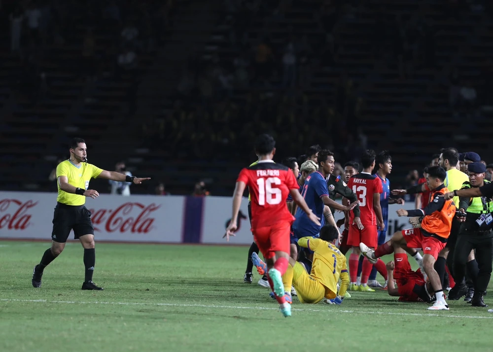 Ngoài cầu thủ hai đội...