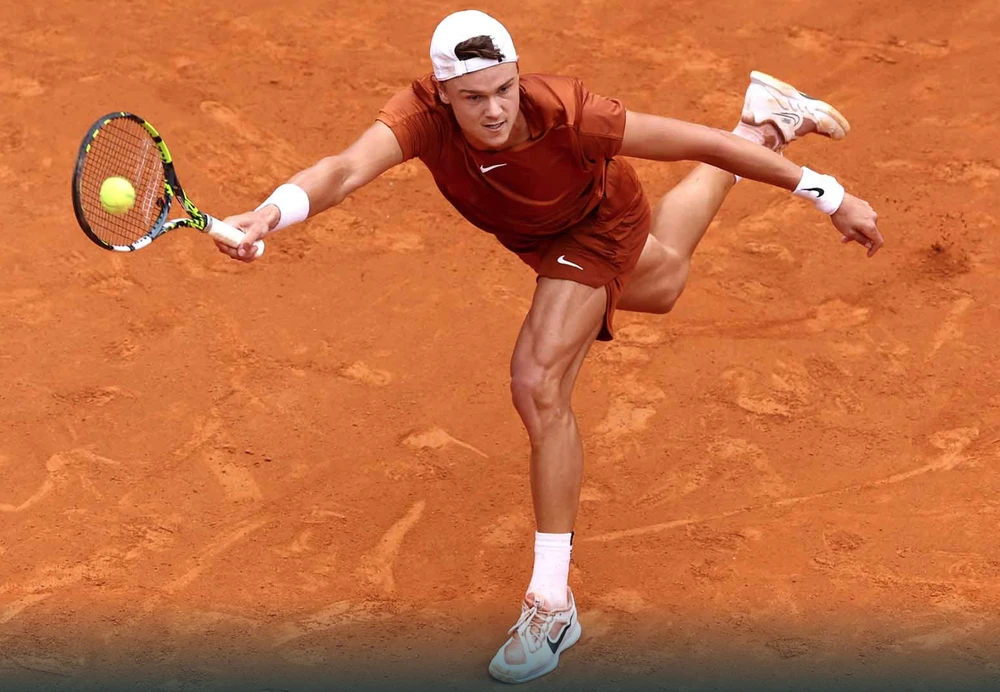 Tay vợt 20 tuổi Holger Rune tranh chức vô địch Rome Masters với Medvedev. Ảnh: ATP