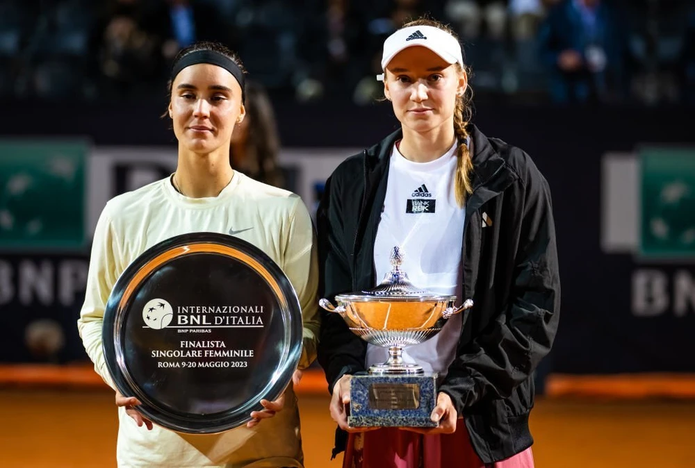 Kalinina nhận ngôi á quân chụp ảnh lưu niệm cùng nhà ĐKVĐ Rybakina. Ảnh: GETTY