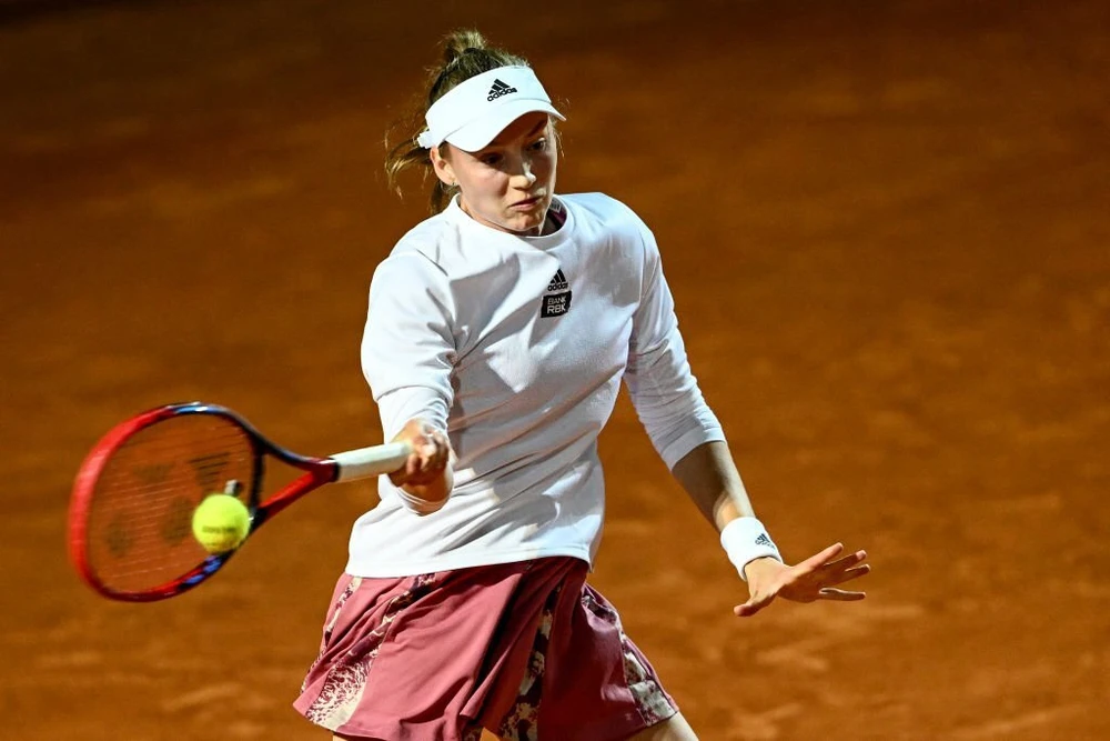 Rybakina sở hữu lối chơi bùng nổ và các cú giao bóng sấm sét. Ảnh: GETTY