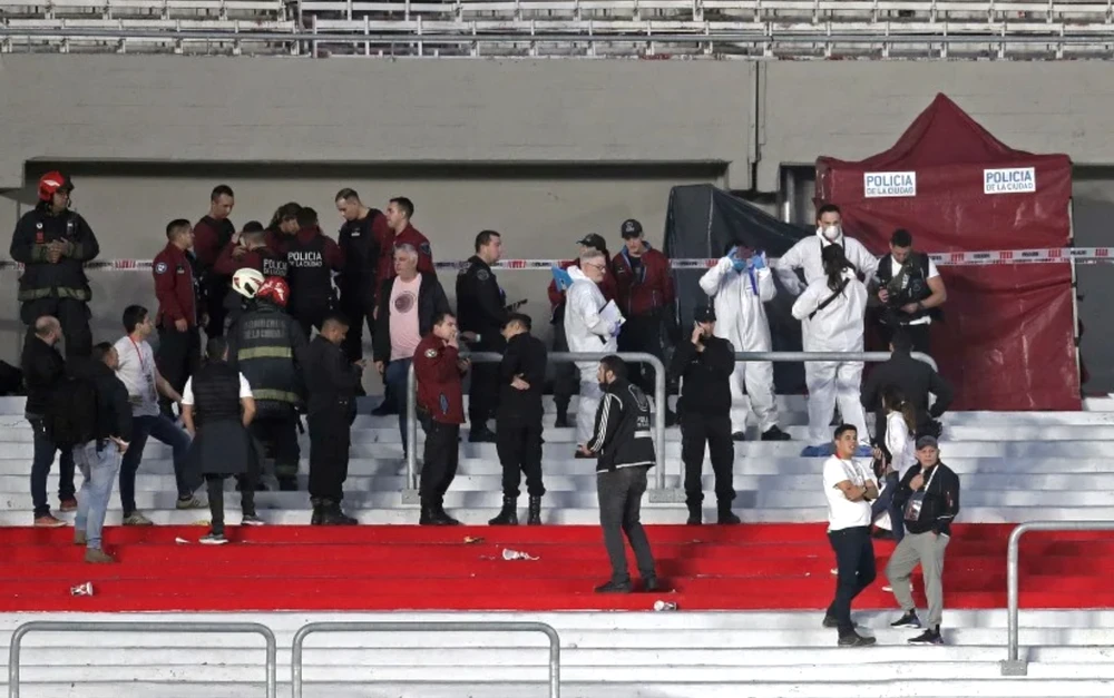 Cảnh sát và các lực lượng chức năng khám nghiệm hiện trường. Ảnh: AFP