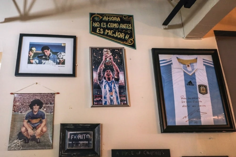Hình ảnh danh thủ Maradona và Messi được bày trí ở nhà hàng Argentina Fiorito tại Miami, Florida. Ảnh: AFP