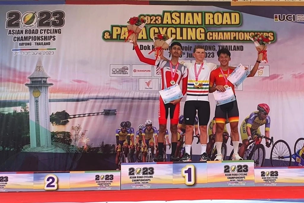 Xuân Lộc (phải) trên bục nhận chiếc HCĐ nam trẻ.