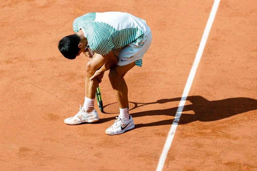 Sự căng thẳng quá mức khiến Alcaraz bị chuột rút và thua nhanh ở hai set cuối. Ảnh: GETTY