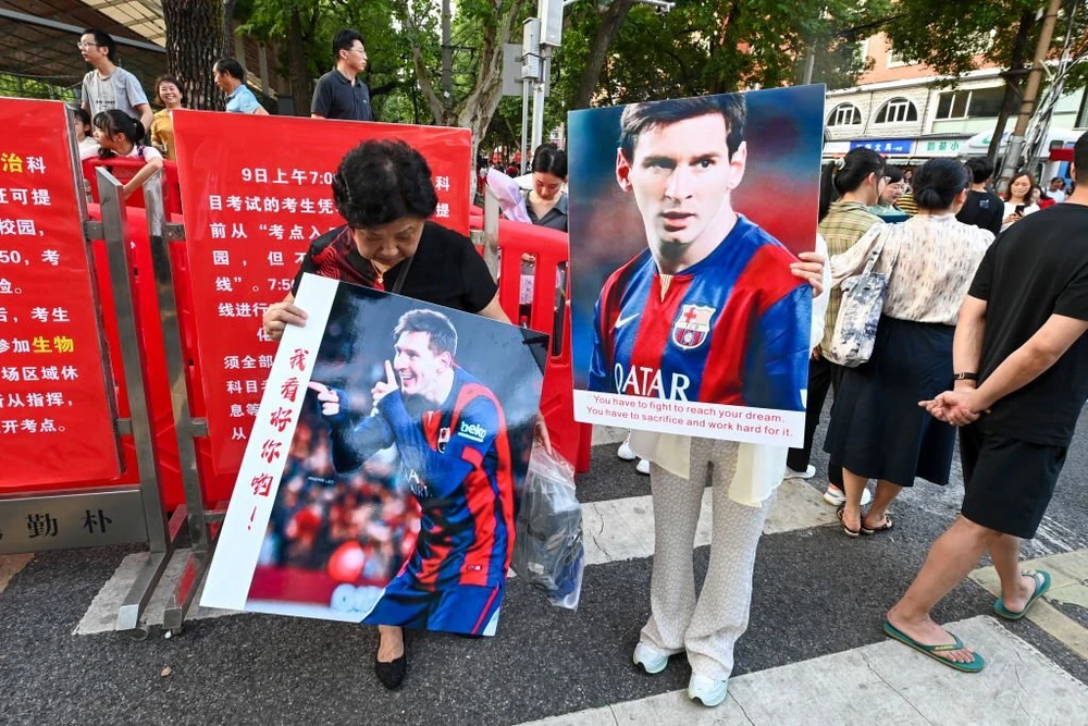 Cổ động viên Trung Quốc chào đón Messi tại Bắc Kinh.