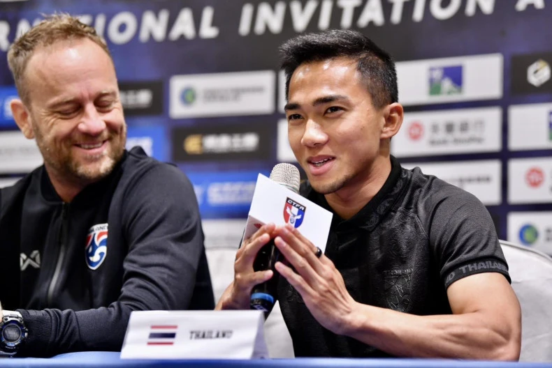 HLV Polking và "Messi Thái" phát biểu trong buổi họp báo trước trận. Ảnh: BKP HLV Polking và "Messi Thái" phát biểu trong buổi họp báo trước trận. Ảnh: BKP