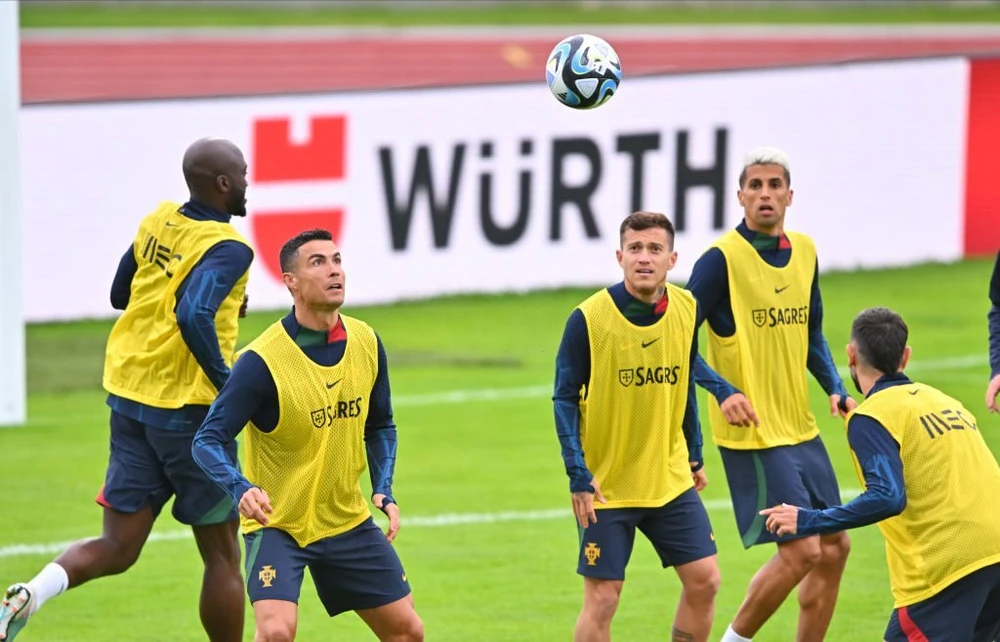 Ronaldo cùng các đồng đội tập luyện trước trận đấu vòng loại Euro 2024. Ảnh: GETTY