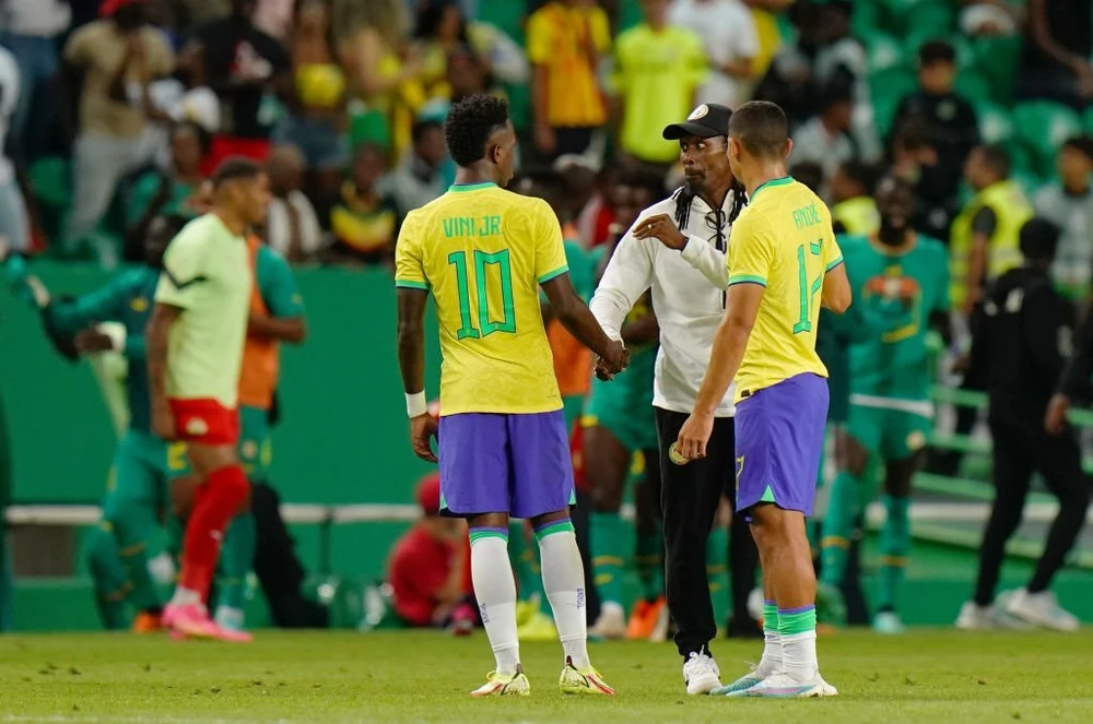 Vinicisu Jr trò chuyện với HLV Aliou Cisse trong trận giao hữu thua đậm Senegal. Ảnh: GETTY