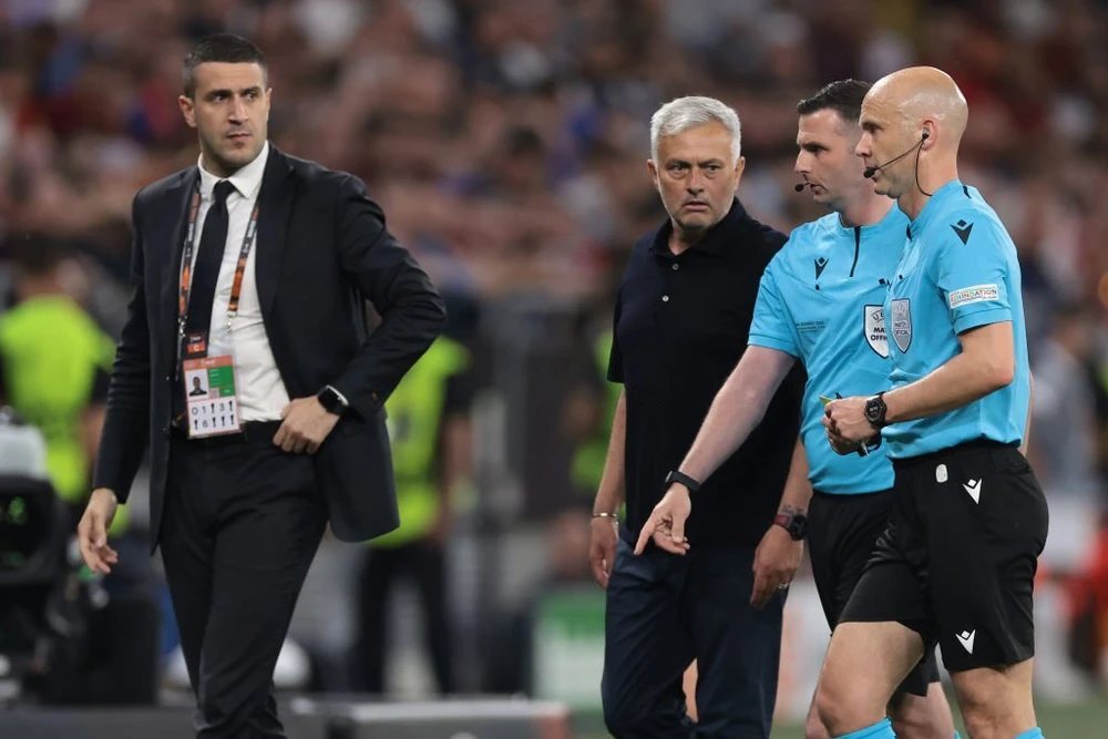 Sau trận đấu, HLV Mourinho nói lời xúc phạm trọng tài Taylor tại bãi đỗ xe. Ảnh: GETTY