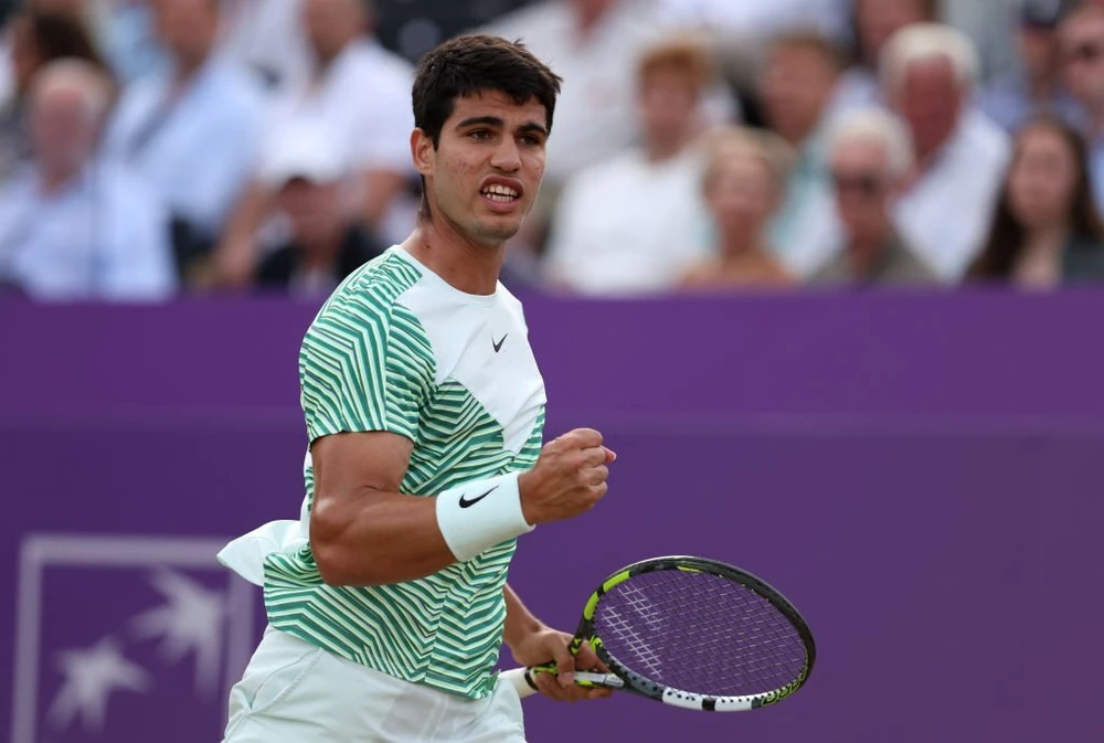 Alcaraz giành quyền vào bán kết Queen's Club Championship. Ảnh: GETTY