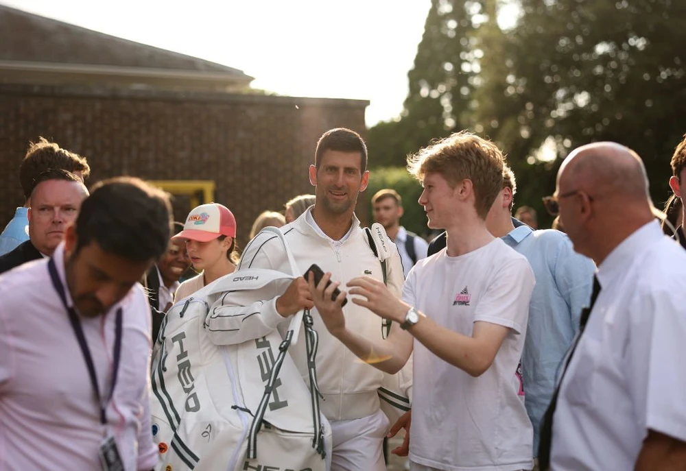 Người hâm mộ Wimbledon chụp ảnh lưu niệm với Djokovic. Ảnh: GETTY