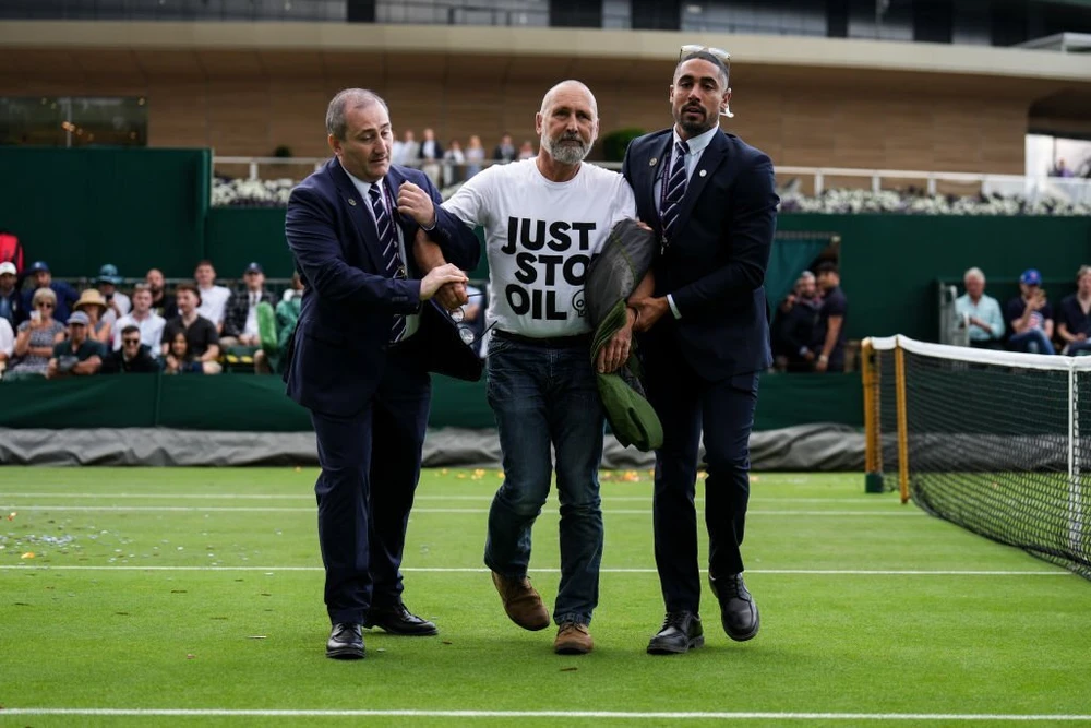 Một trong hai người biểu tình tại Wimbledon đã bị bắt giữ. Ảnh: GETTY