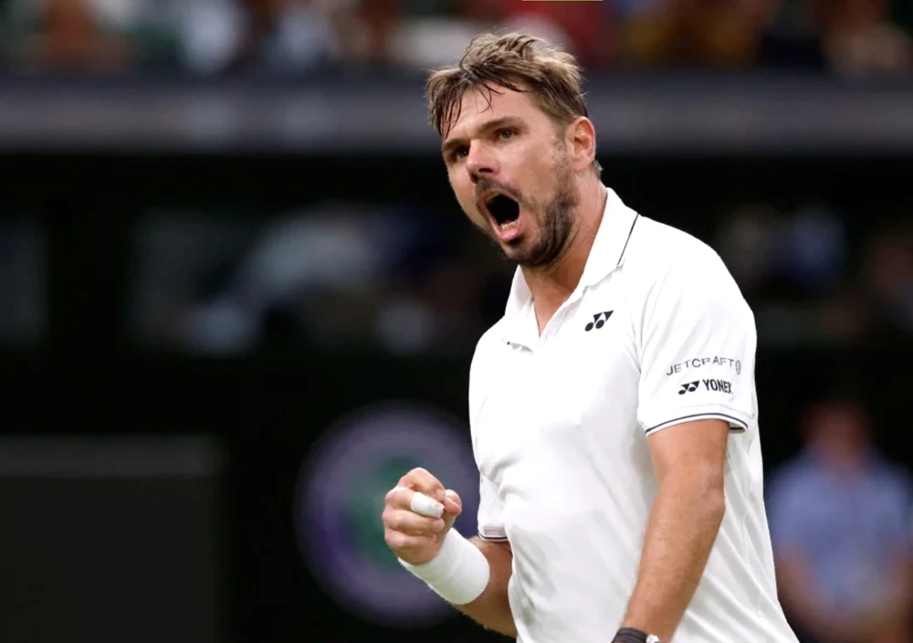 Wawrinka chật vật trên mặt sân cỏ ở tuổi 38. Ảnh: REUTERS