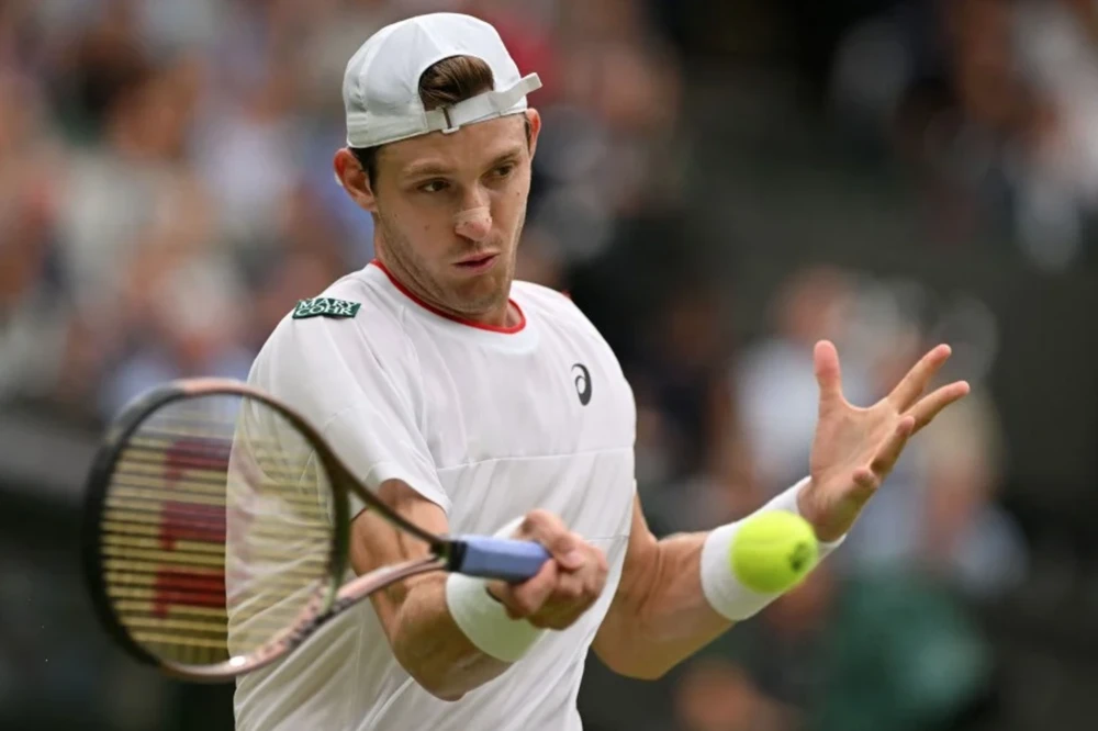 Jarry trở thành đối thủ đầu tiên khiến Alcaraz để mất set đấu tại Wimbledon 2023. Ảnh: REUTERS