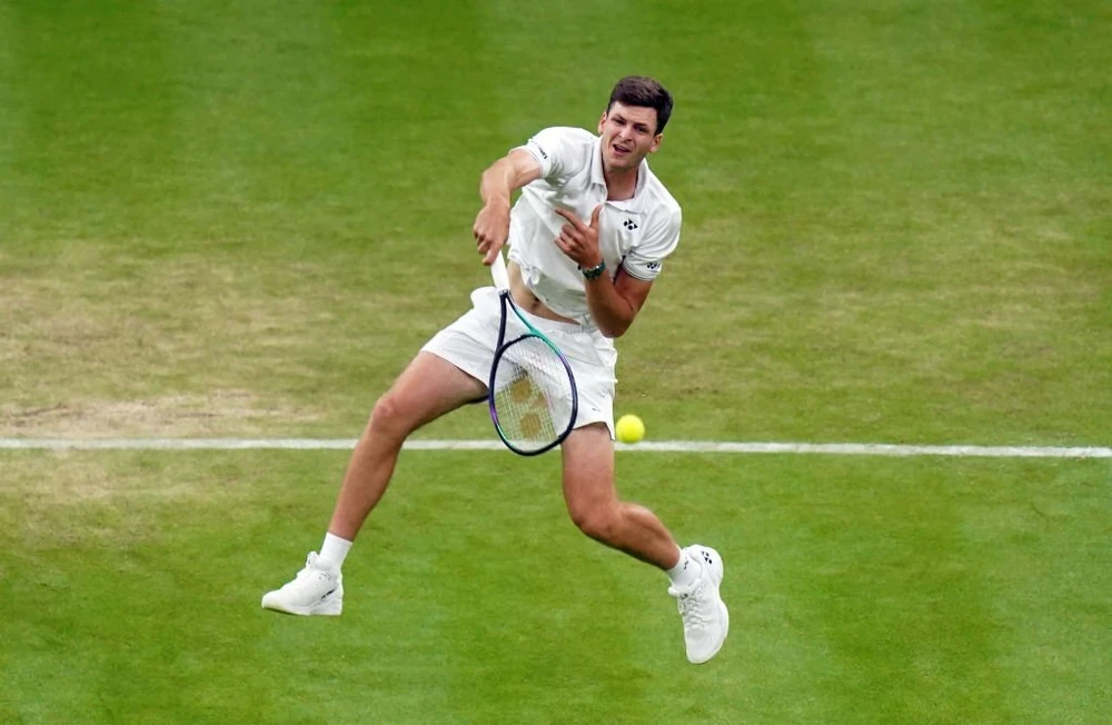 Hurkacz sở hữu cú giao bóng sấm sét trong trận đối đầu Djokovic. Ảnh: GETTY
