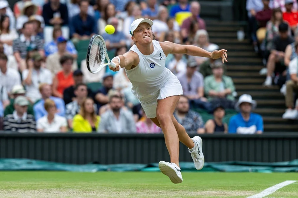 Dù thua trận nhưng Swiatek vẫn ủng hộ người bạn thân Svitlina đăng quang Wimbledon. Ảnh: GETTY