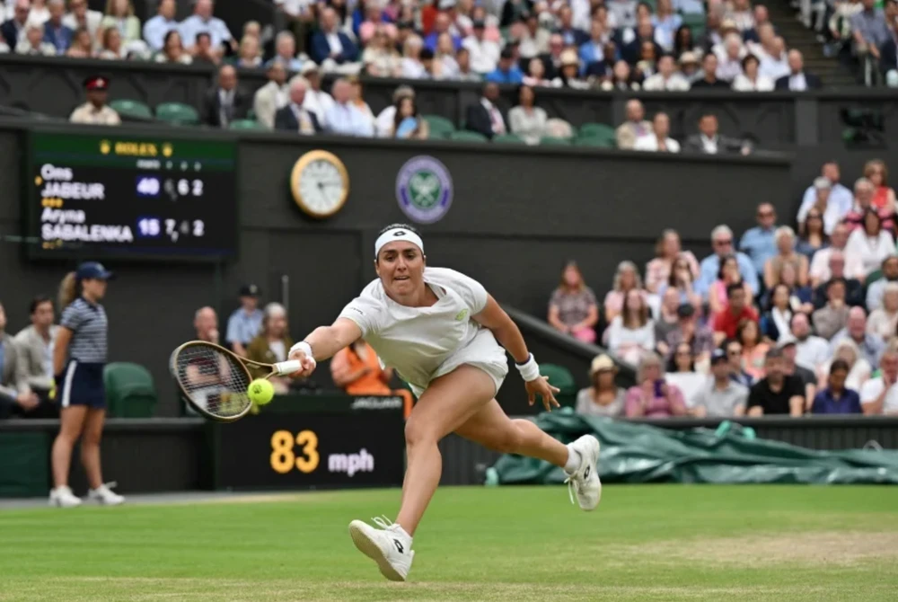 Á quân Ons Jabuer rất quyết tâm đoạt chức vô địch tại chung kết Wimbledon. Ảnh: GETTY