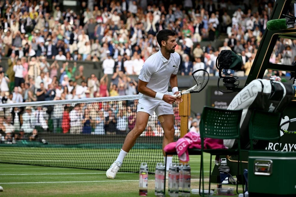 Djokovic trút giận lên cây vợt sau khi để mất break vào tay Alcaraz ở set năm. Ảnh: GETTY