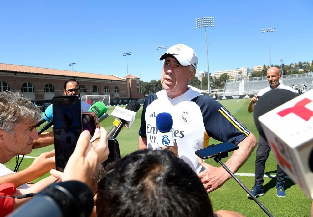 HLV Ancelotti trả lời truyền thông tại Los Angeles, Mỹ. Ảnh: GETTY HLV Ancelotti trả lời truyền thông tại Los Angeles, Mỹ. Ảnh: GETTY