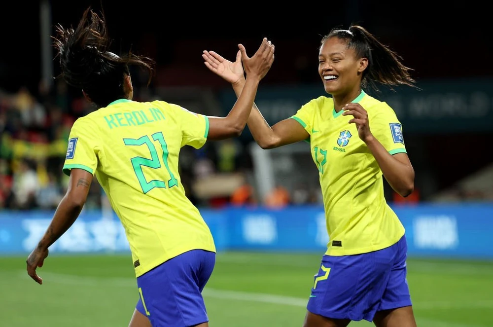 Borges chia sẻ niềm vui với đồng đội. Ảnh: GETTY