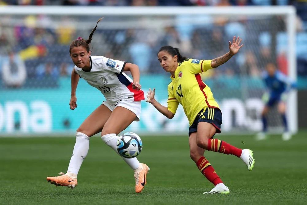 Casey Phair trong một pha tranh chấp bóng với đối thủ người Colombia. Ảnh: GETTY