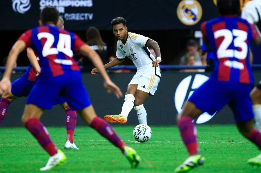 Tiền đạo Real - Rodrygo sút bóng trong trận giao hữu với Barca. Ảnh: GETTY Tiền đạo Real - Rodrygo sút bóng trong trận giao hữu với Barca. Ảnh: GETTY
